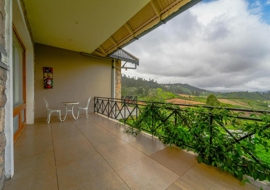 Balkón nebo terasa v ubytování AJ Gable Clouds Ooty by VOYE HOMES - Serene Stay Near Avalanche Emerald Lake