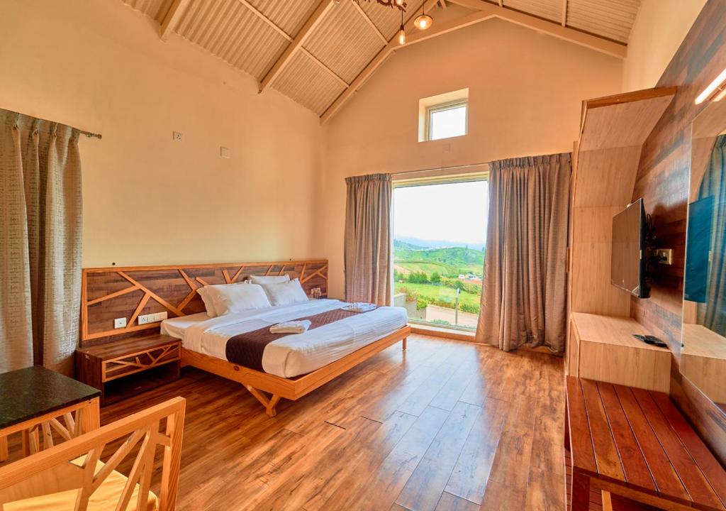 Postel nebo postele na pokoji v ubytování AJ Gable Clouds Ooty by VOYE HOMES - Serene Stay Near Avalanche Emerald Lake