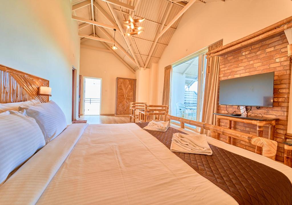TV a/nebo společenská místnost v ubytování AJ Gable Clouds Ooty by VOYE HOMES - Serene Stay Near Avalanche Emerald Lake