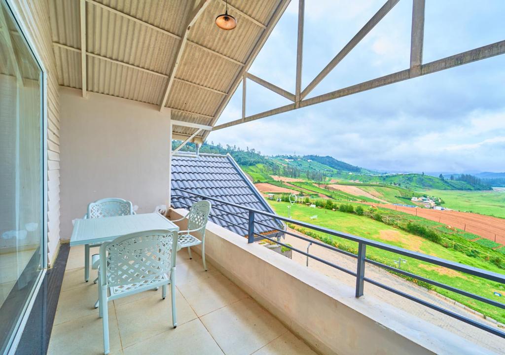 Balkón nebo terasa v ubytování AJ Gable Clouds Ooty by VOYE HOMES - Serene Stay Near Avalanche Emerald Lake