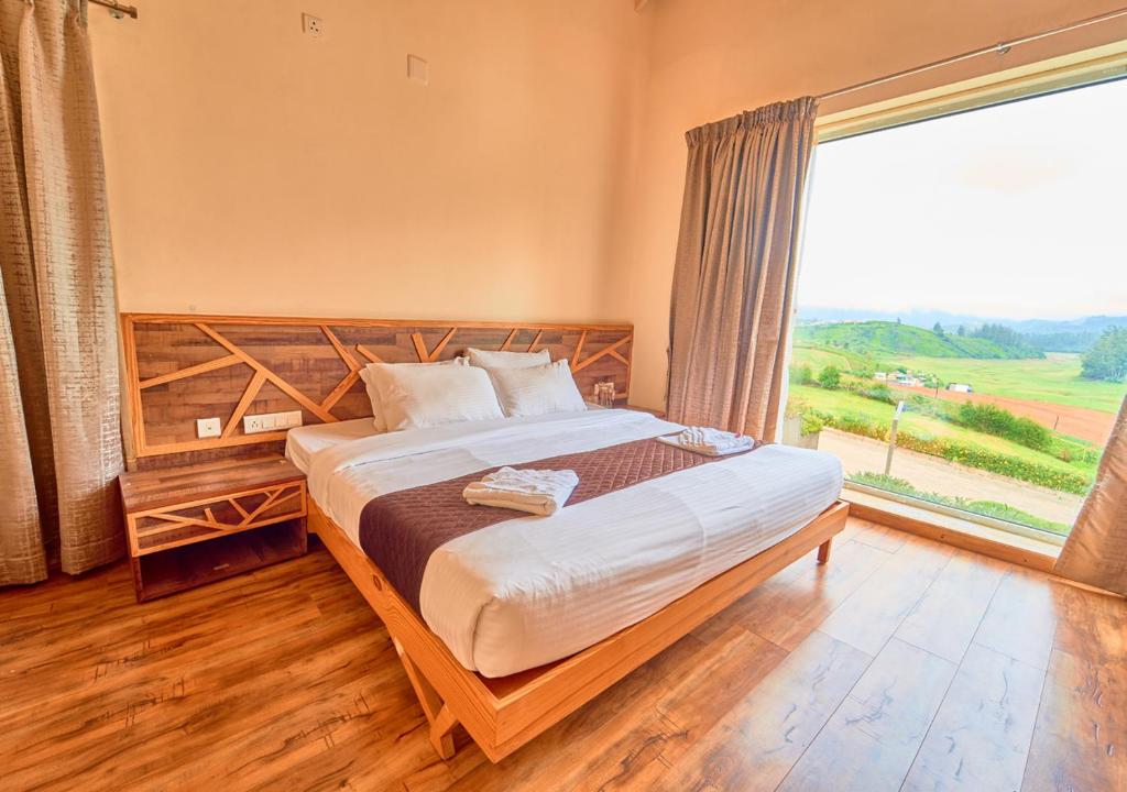 Postel nebo postele na pokoji v ubytování AJ Gable Clouds Ooty by VOYE HOMES - Serene Stay Near Avalanche Emerald Lake