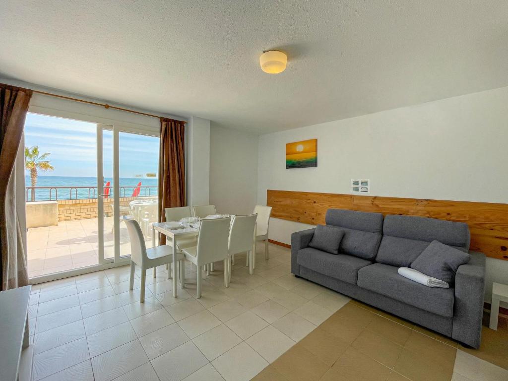 Ruang duduk di Apartamentos Oropesa Primera Línea 3000