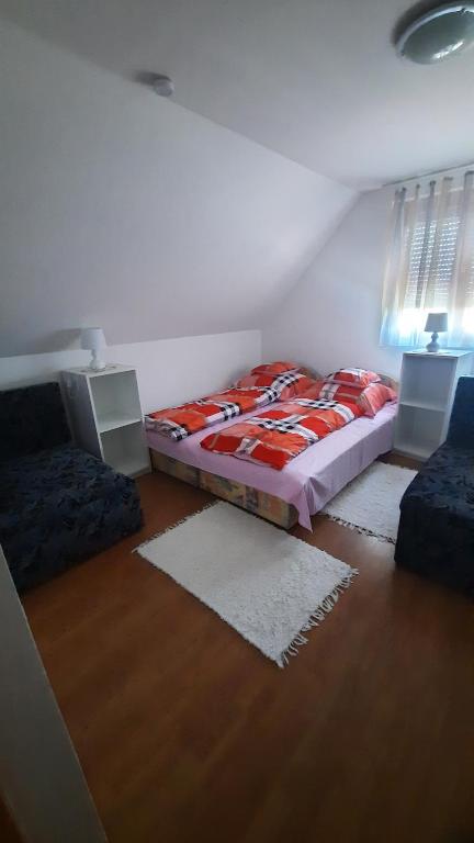 A bed or beds in a room at Zsuzsanna vendégház