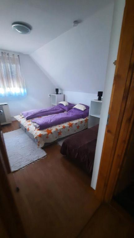 A bed or beds in a room at Zsuzsanna vendégház