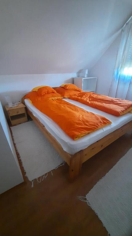 A bed or beds in a room at Zsuzsanna vendégház