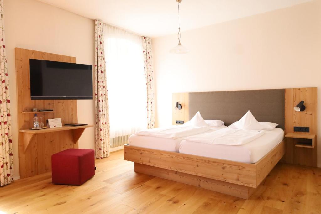 Postel nebo postele na pokoji v ubytování Hotel Gasthof zur Post