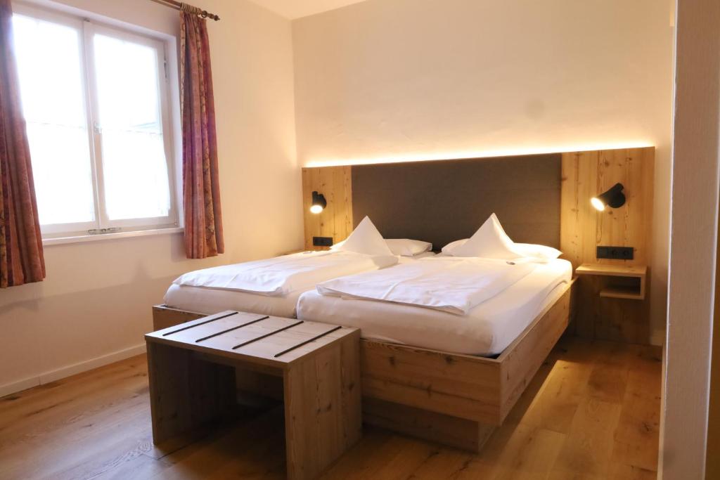 Postel nebo postele na pokoji v ubytování Hotel Gasthof zur Post