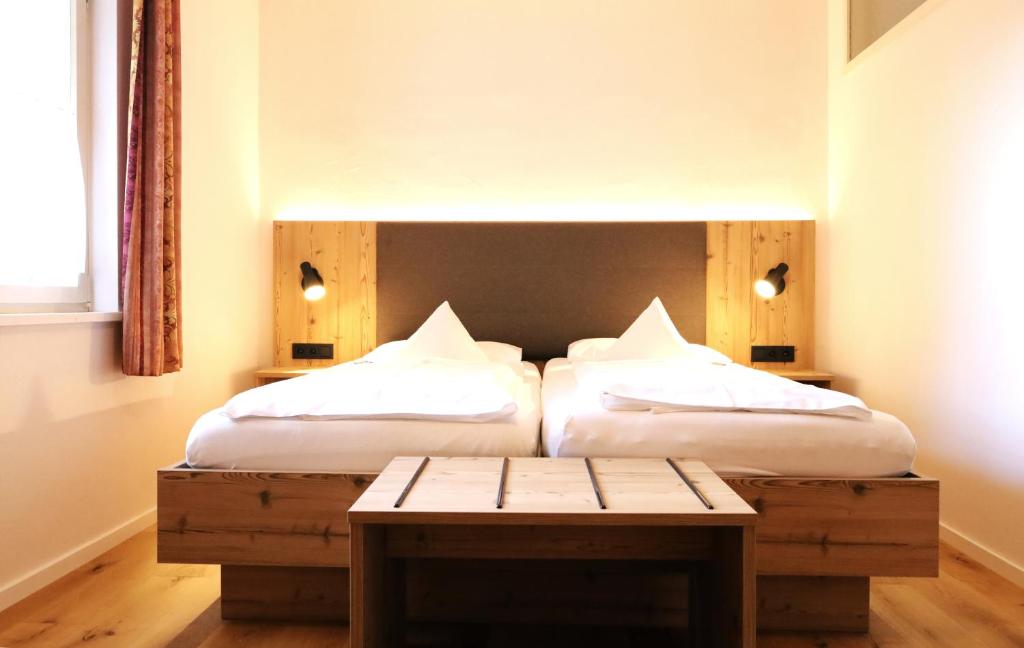 Postel nebo postele na pokoji v ubytování Hotel Gasthof zur Post