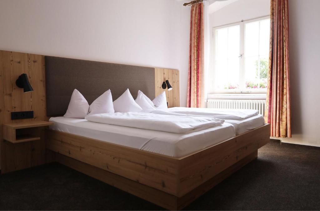 Postel nebo postele na pokoji v ubytování Hotel Gasthof zur Post