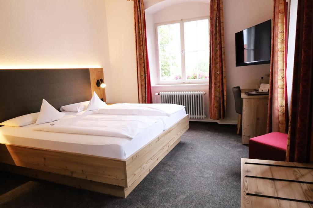 Postel nebo postele na pokoji v ubytování Hotel Gasthof zur Post