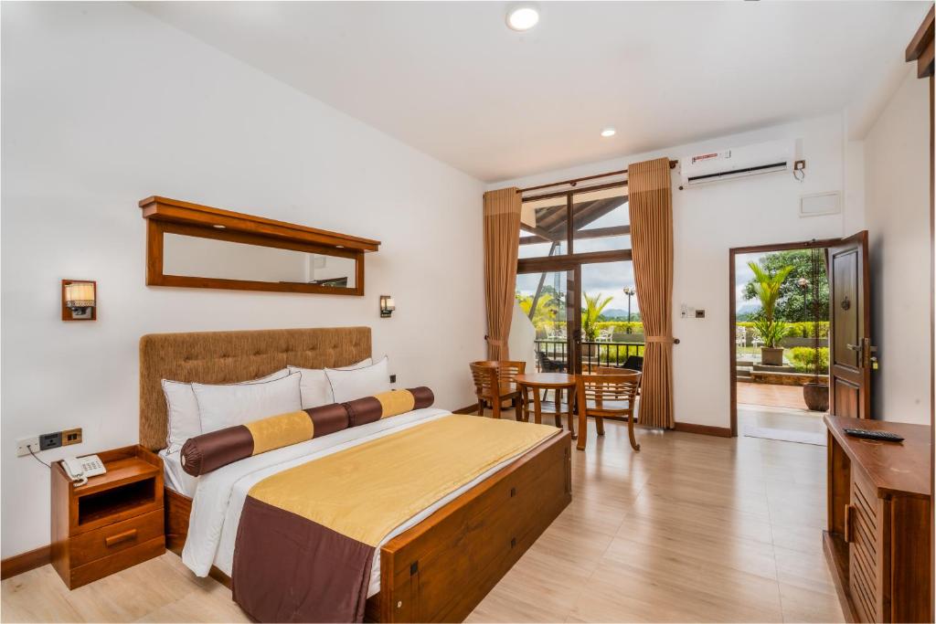 Postel nebo postele na pokoji v ubytování Eagle Regency Hotel