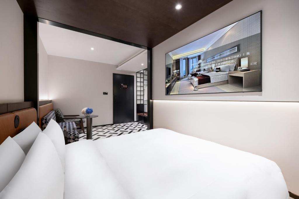 Postel nebo postele na pokoji v ubytování Beijing Tangfu Sanlitun BOUTIQUE Hotel---Breakfast, restaurant and bar, close to Tian'anmen Square Forbidden City Temple of Heaven, laundry, gym, robot, ticket service, located in city center Metro line 2, one station to Airport Express