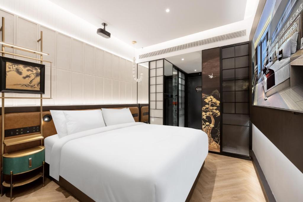 Postel nebo postele na pokoji v ubytování Beijing Tangfu Sanlitun BOUTIQUE Hotel---Breakfast, restaurant and bar, close to Tian'anmen Square Forbidden City Temple of Heaven, laundry, gym, robot, ticket service, located in city center Metro line 2, one station to Airport Express
