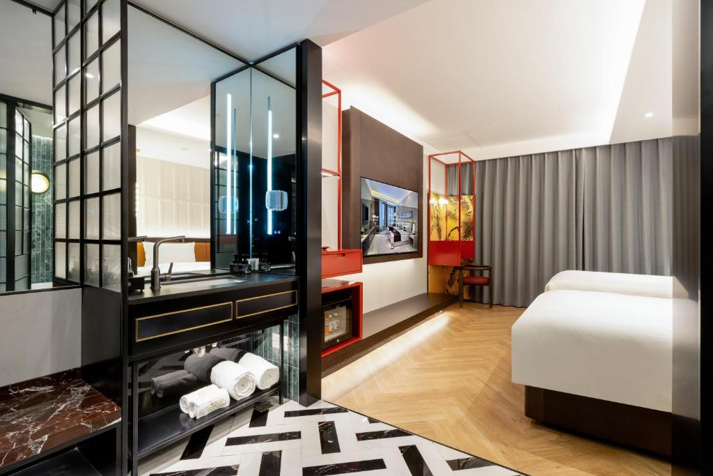 Postel nebo postele na pokoji v ubytování Beijing Tangfu Sanlitun BOUTIQUE Hotel---Breakfast, restaurant and bar, close to Tian'anmen Square Forbidden City Temple of Heaven, laundry, gym, robot, ticket service, located in city center Metro line 2, one station to Airport Express