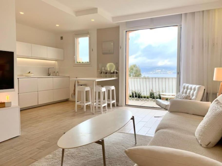 un salon avec un canapé et une table dans l'établissement Superbe T3 Avec Vues Mer, à Hyères