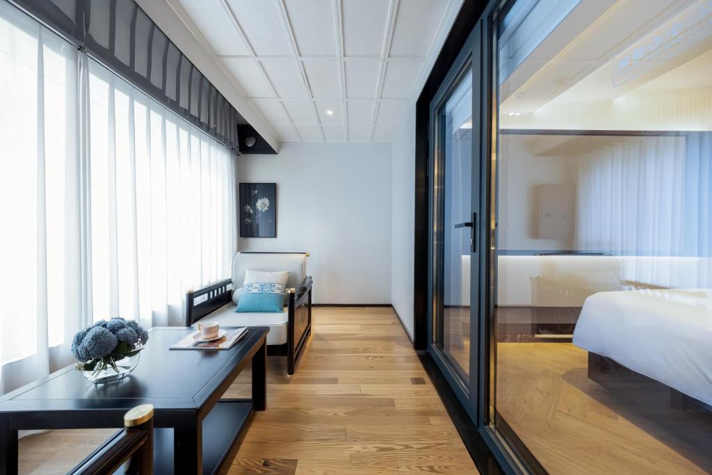 Postel nebo postele na pokoji v ubytování Beijing Tangfu Sanlitun BOUTIQUE Hotel---Breakfast, restaurant and bar, close to Tian'anmen Square Forbidden City Temple of Heaven, laundry, gym, robot, ticket service, located in city center Metro line 2, one station to Airport Express