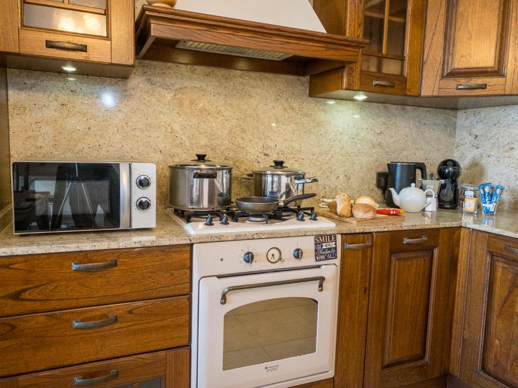 Kuchyň nebo kuchyňský kout v ubytování KIMRAY Boutique Apartment - Indulge in Comfort, Embrace Tranquility