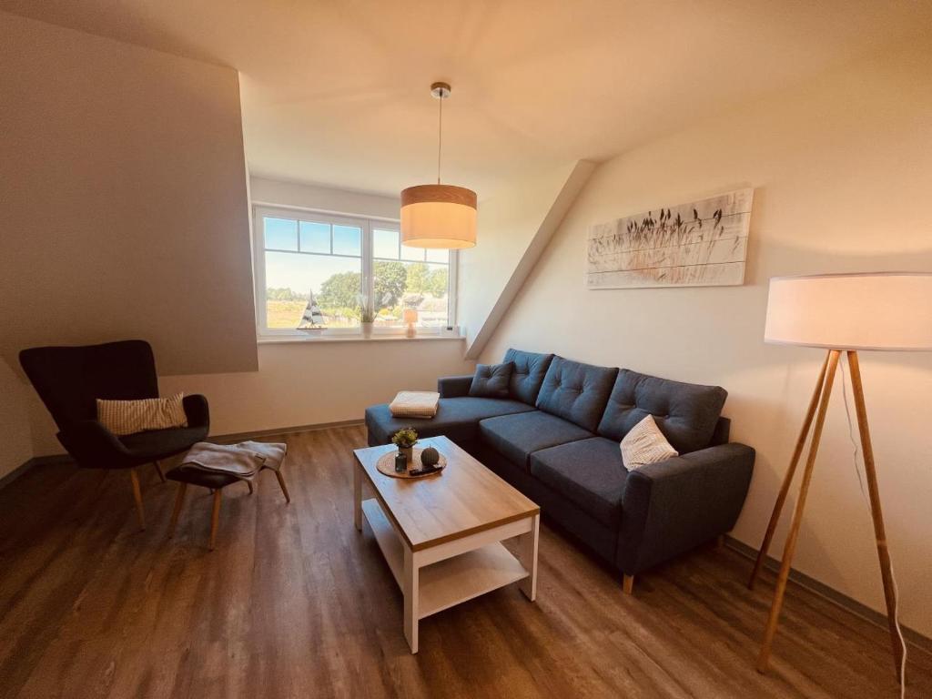 Posezení v ubytování Holmblick - Boddenblick, Balkon, 2 Schlafzimmer, 4 Personen