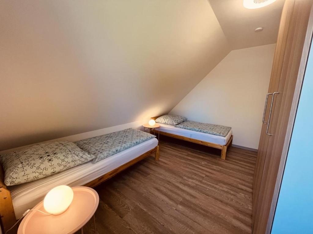 Postel nebo postele na pokoji v ubytování Holmblick - Boddenblick, Balkon, 2 Schlafzimmer, 4 Personen