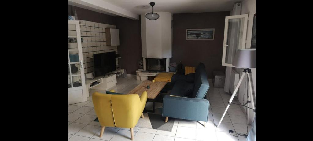 un salon avec une table et des chaises jaunes dans l'établissement Maison proche pointe rouge, à Marseille