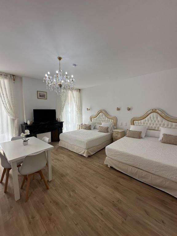 - une chambre avec 2 lits, une table et un piano dans l'établissement Studio familial du Cloitre, à Narbonne