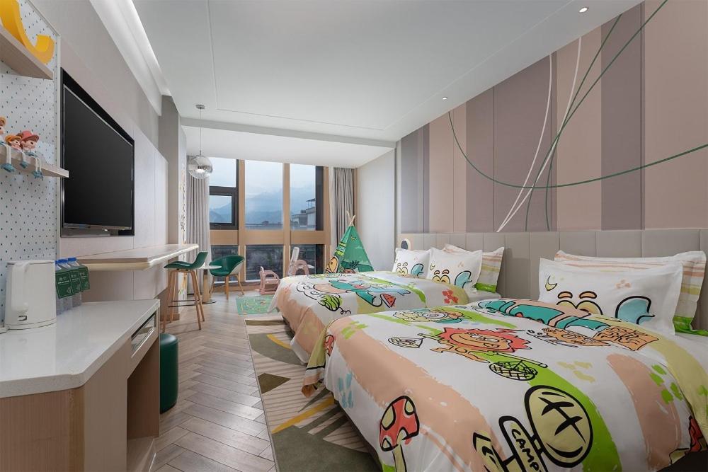 Holiday Inn Dujiangyan Ancient Town by IHG - Premium King Room Mit Doppelbett Und Bergaussicht