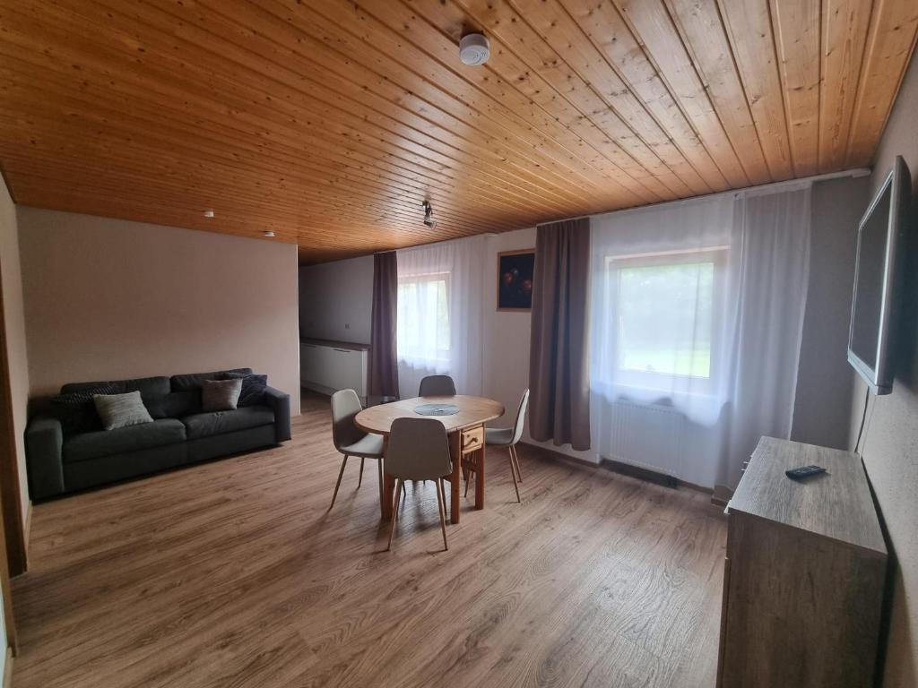 TV a/nebo společenská místnost v ubytování Brauhaus am See