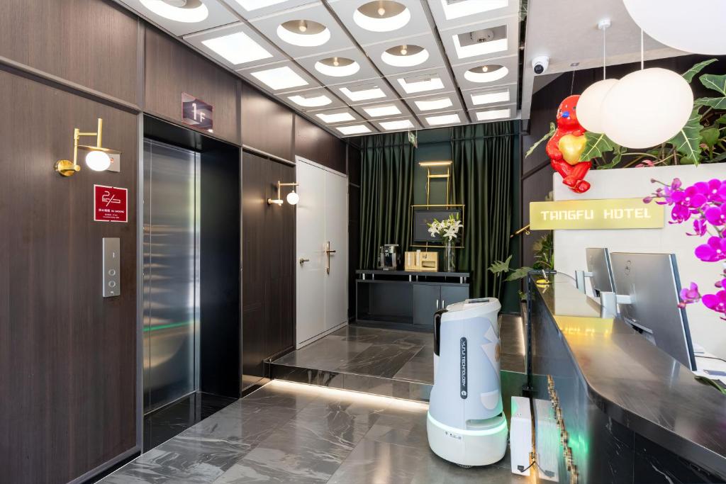 Kuchyň nebo kuchyňský kout v ubytování Beijing Tangfu Sanlitun BOUTIQUE Hotel---Breakfast, restaurant and bar, close to Tian'anmen Square Forbidden City Temple of Heaven, laundry, gym, robot, ticket service, located in city center Metro line 2, one station to Airport Express
