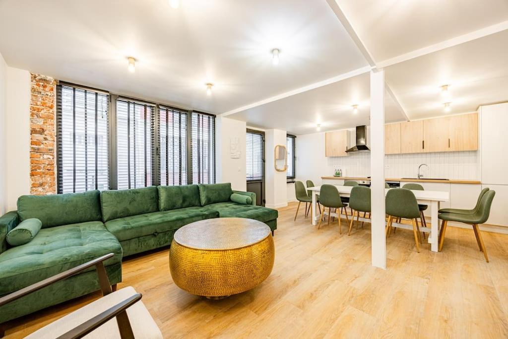 un salon avec un canapé vert et une table dans l'établissement Appart 8pers # 3 Bedrooms # Pereire # Paris 17, à Paris