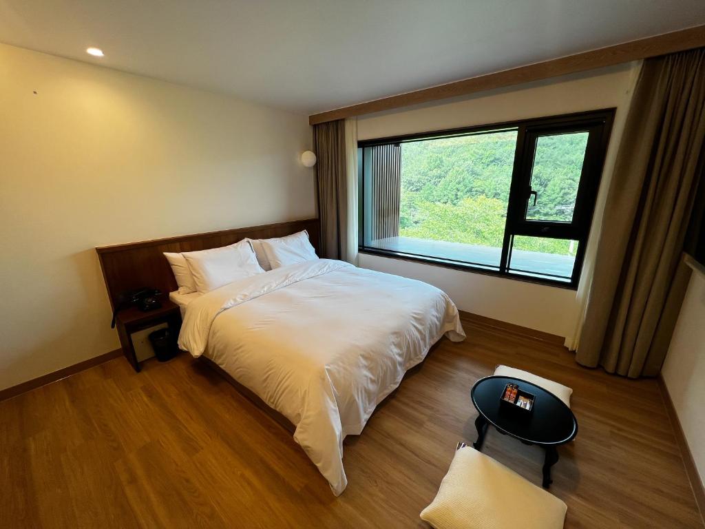Postel nebo postele na pokoji v ubytování Hotel Ganwoljae