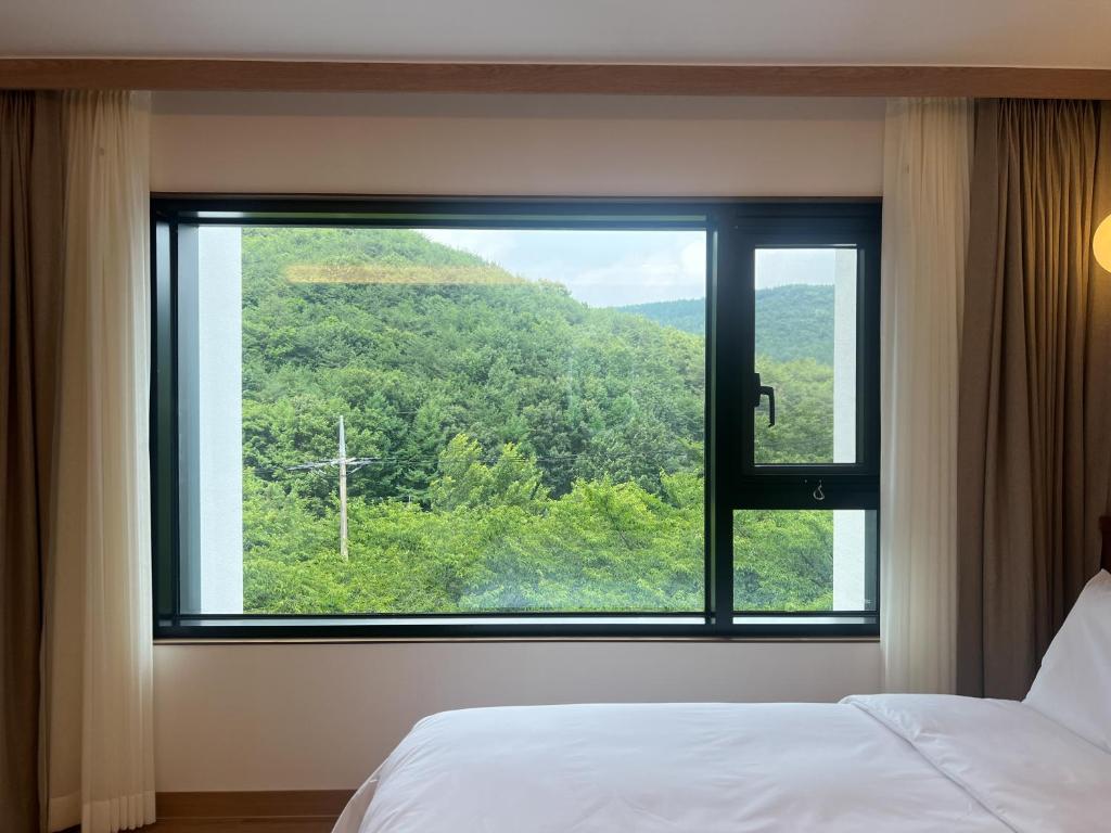 Nespecifikovaný výhled na hory nebo výhled na hory při pohledu z hotelu