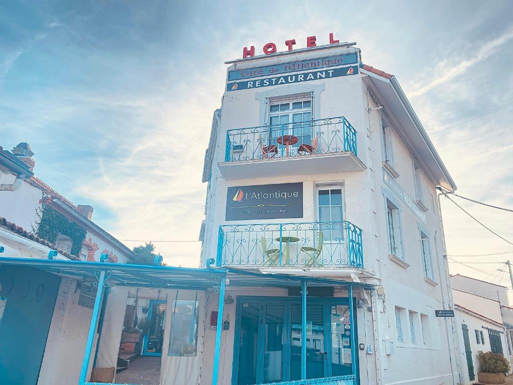 Un edificio blanco con un cartel encima. en Hotel de l&#39;Atlantique, en La Tranche-sur-Mer