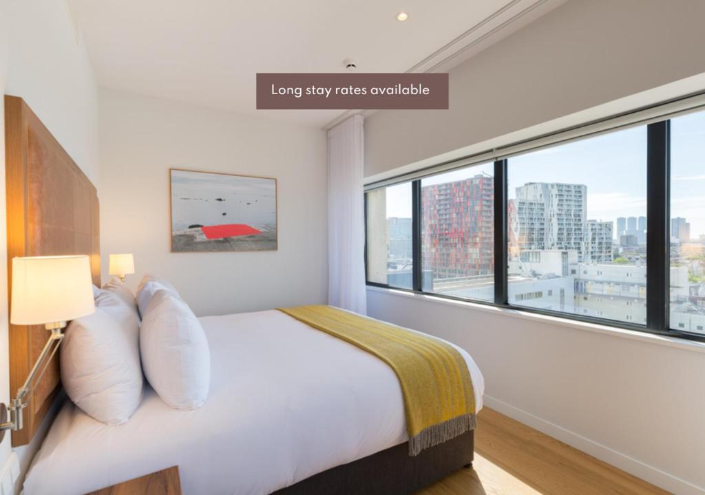 Postel nebo postele na pokoji v ubytování PREMIER SUITES Rotterdam