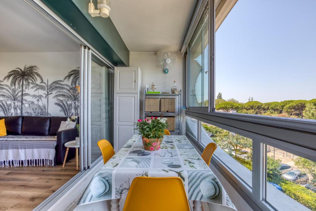 d'un balcon avec une table, des chaises et un canapé. dans l'établissement Chez Nat n Rosy, à La Grande Motte