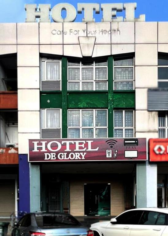 a building with a hotel de glory sign on it at DE GLORY HOTEL UsJ 21 in Subang Jaya