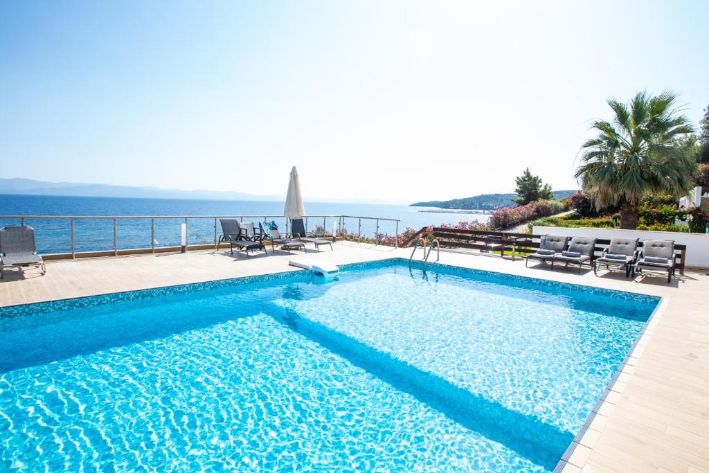 Bazén v ubytování Agnanti villa Seafront with Pool nebo v jeho okolí