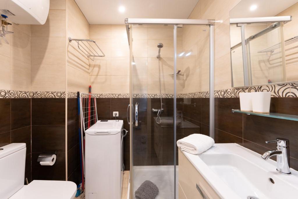Ein Badezimmer in der Unterkunft Garden View Apartment Iguazu 3 near Yumbo