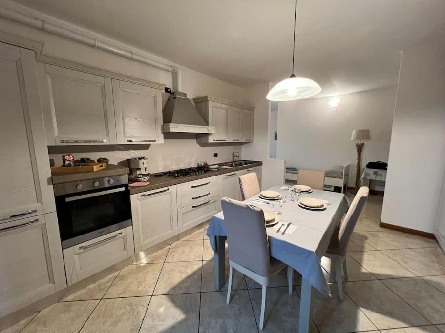 a kitchen with a table and a kitchen with white cabinets at Il Rifugio del Viaggiatore in Bagnolo