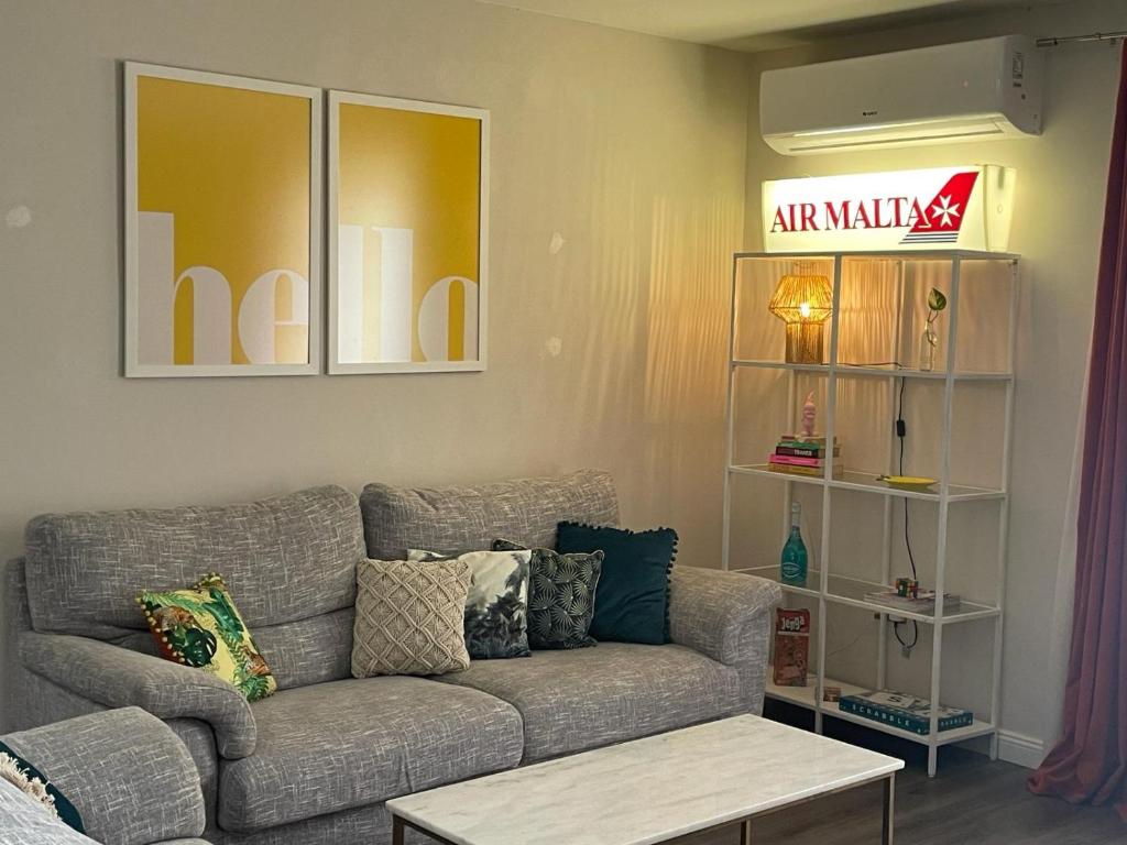 Posezení v ubytování Stylish 2-Bedroom Apartment in Scenic Marsaxlokk