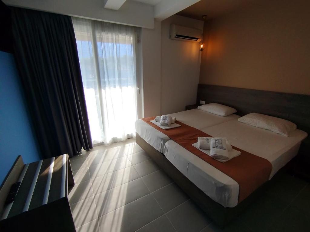 Postel nebo postele na pokoji v ubytování AEGEAN BLUE Apartments & Suites