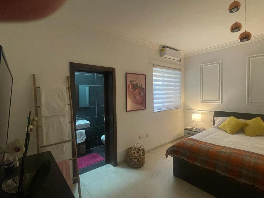 Postel nebo postele na pokoji v ubytování Stylish 2-Bedroom Apartment in Scenic Marsaxlokk