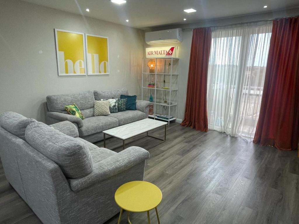 Posezení v ubytování Stylish 2-Bedroom Apartment in Scenic Marsaxlokk