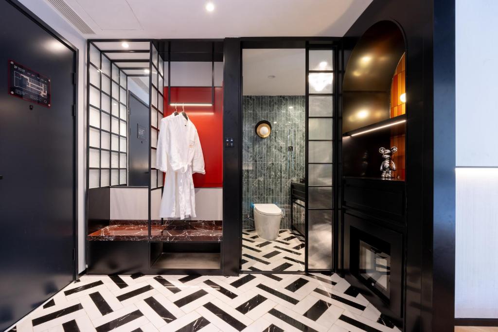 Koupelna v ubytování Beijing Tangfu Sanlitun BOUTIQUE Hotel---Breakfast, restaurant and bar, close to Tian'anmen Square Forbidden City Temple of Heaven, laundry, gym, robot, ticket service, located in city center Metro line 2, one station to Airport Express