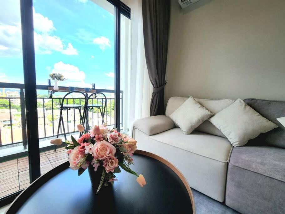 Balkón nebo terasa v ubytování IPOH City Horizon08 - 8 mins to Concubine Lane and Old Town Ipoh, 3 mins Walking to Food Places & Convenient Store by Happy Homestay