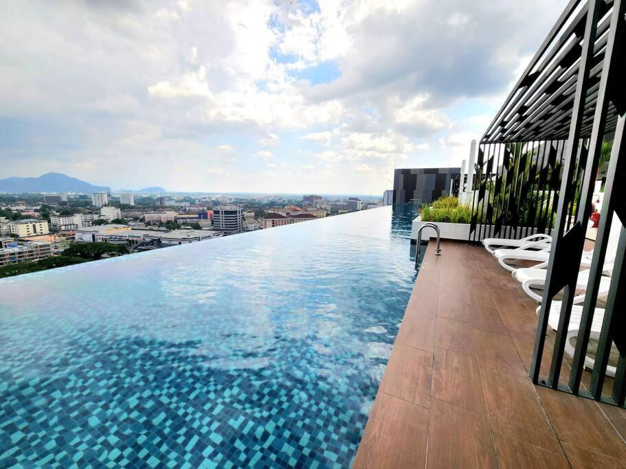 Bazén v ubytování IPOH City Horizon08 - 8 mins to Concubine Lane and Old Town Ipoh, 3 mins Walking to Food Places & Convenient Store by Happy Homestay nebo v jeho okolí