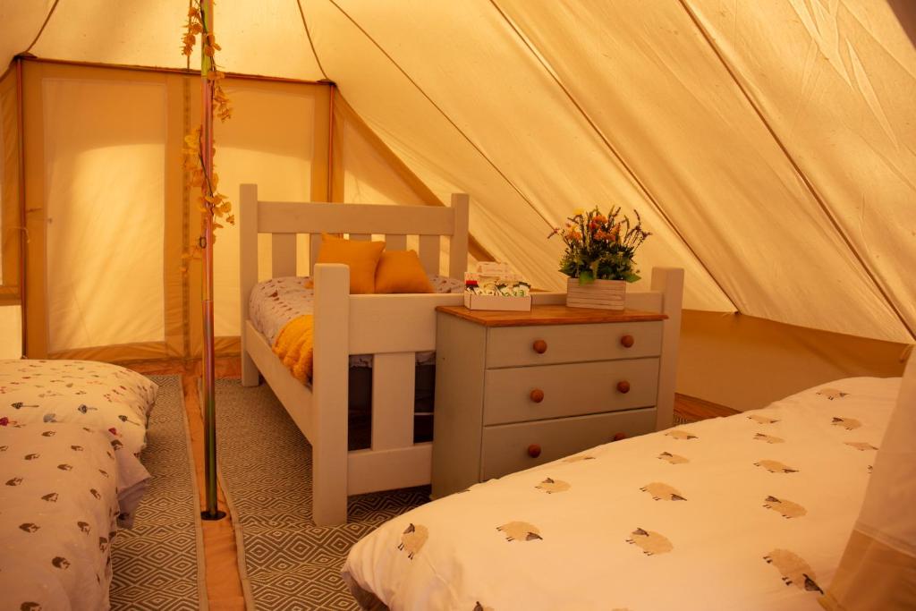 Postel nebo postele na pokoji v ubytování Secret Wood Glamping