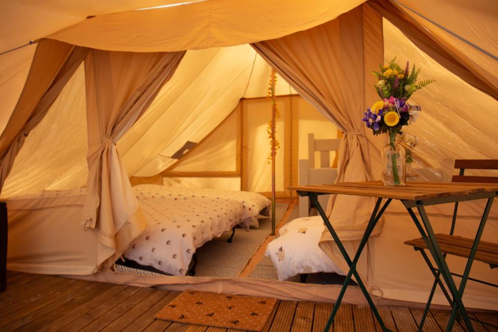 Postel nebo postele na pokoji v ubytování Secret Wood Glamping