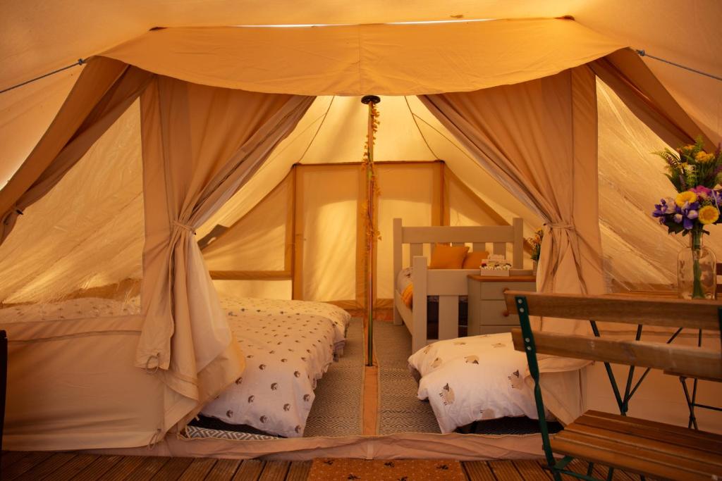 Postel nebo postele na pokoji v ubytování Secret Wood Glamping