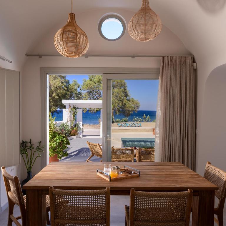 Bazén v ubytování Nerea Seaside Villa nebo v jeho okolí