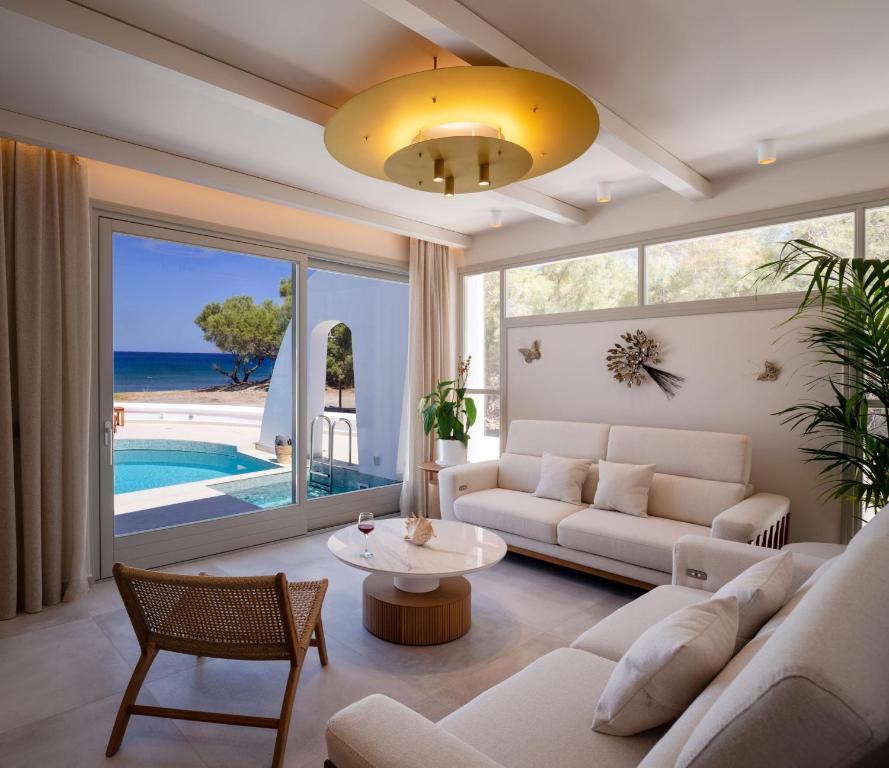 Bazén v ubytování Nerea Seaside Villa nebo v jeho okolí